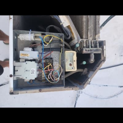 חלקים פנימיים של מזגן עם חוטי חשמל וצינורות