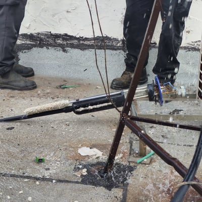 עבודת תחזוקה על דוד שמש עם צינורות וכלים