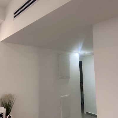 קיר גבס עם פתחי אוורור ותאורה עליונה