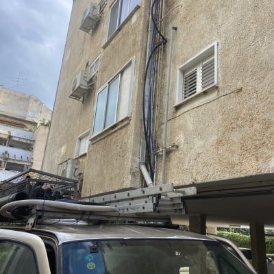 סולם על רכב עם צינורות וכלים נוספים