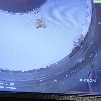 צילום מסך של צינור עם נזילה במצלמה מיוחדת