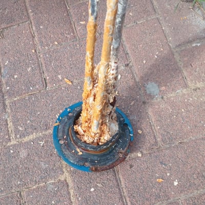 גוף חימום עם אבנית על רקע אריחים