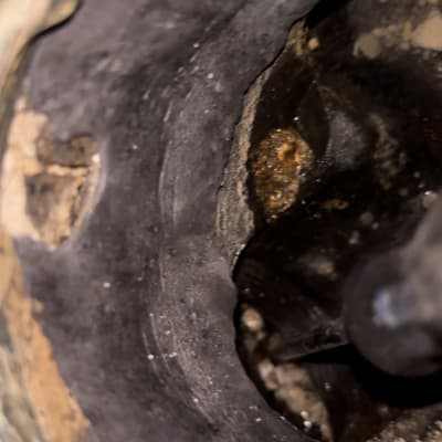 תקריב של צינור עם חלודה ולכלוך