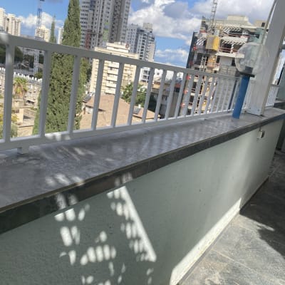 מעקה מרפסת עם נוף עירוני ברקע