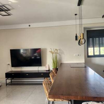 מטבח מודרני עם שולחן עץ וכיסאות קש