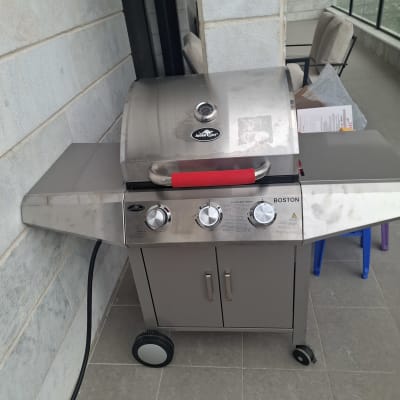 גריל גז נירוסטה עם שלושה כפתורים ומד חום