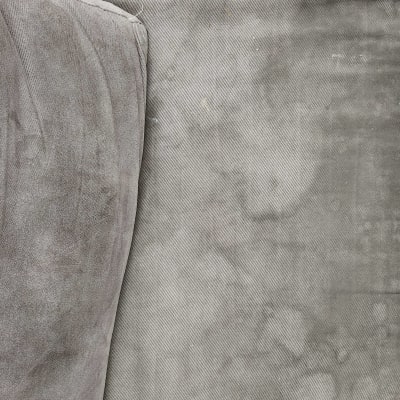 כתמים על ספה אפורה לפני ניקוי