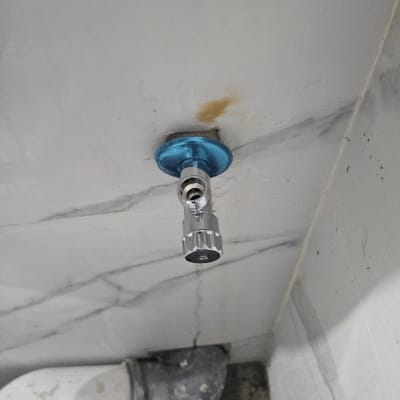 התקנת ברז ניל זוויתי על קיר קרמיקה דמוי שיש