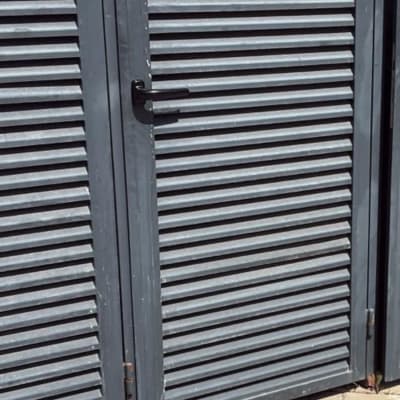 דלת מתכת עם תריסים על רצפת אבן