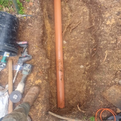 צינור כתום בתעלה עם כלי עבודה מסביב