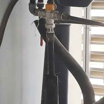 צנרת ומחברים של דוד שמש על קיר