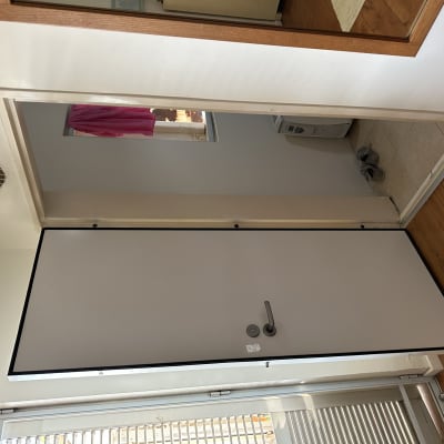 דלת לבנה עם ידית מתכת בחדר פנימי