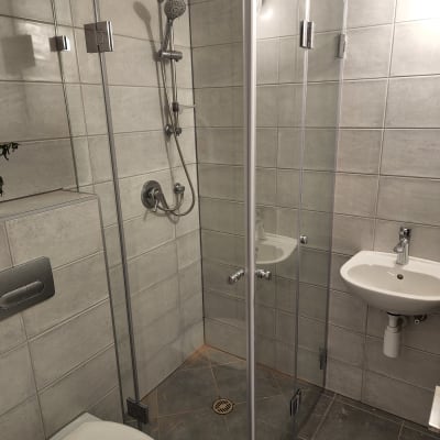 מקלחון זכוכית עם ראש מקלחת מתכתי