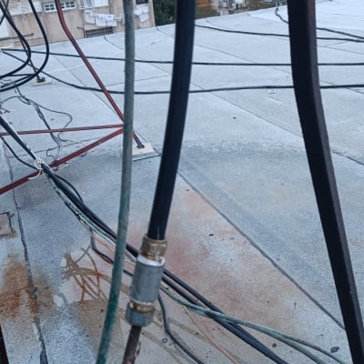 צינורות וחיבורים על גג בניין, חלק ממערכת סולארית