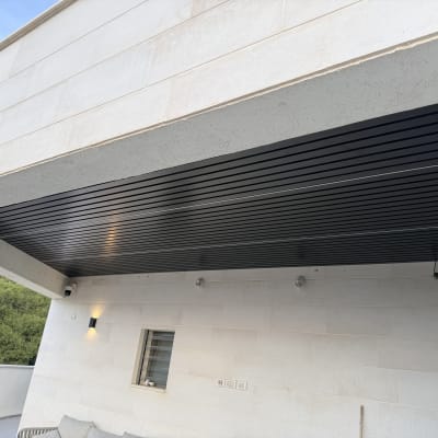 פרגולה אלומיניום מותקנת על קיר חיצוני