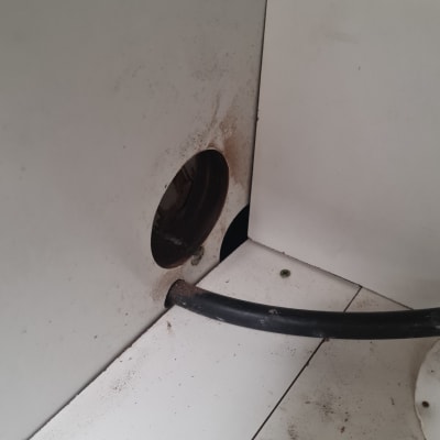קדח עגול בפלטת עץ של ארון להעברת תשתיות