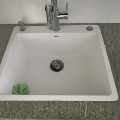 כיור עם משטח שיש ירוק וברז כרום