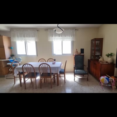 קירות צבועים בגוון שמנת בחלל פינת אוכל מרוהט