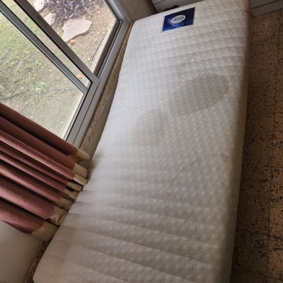 מזרן עם כתמי ניקוי ליד חלון