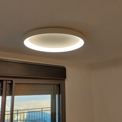 תאורה עגולה מותקנת בתקרה מוארת