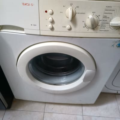 מכונת כביסה עם כפתורים ולוח בקרה