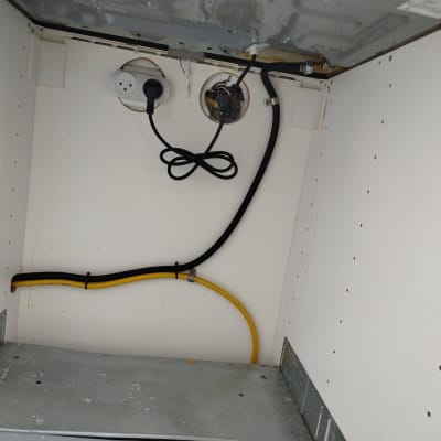 חיבורי גז וחשמל בתוך ארון מטבח