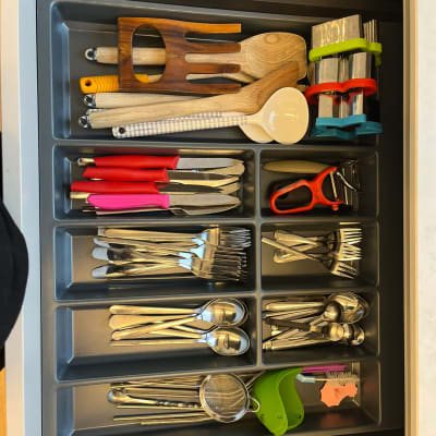 מגירת סכו"ם מאורגנת עם כפות, מזלגות וסכינים