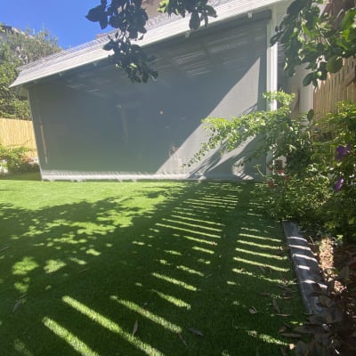 סוכך אפור תלוי מעל דשא ירוק