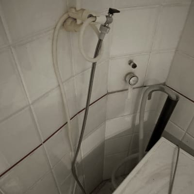 צינור מים ומחבר על קיר אריחים