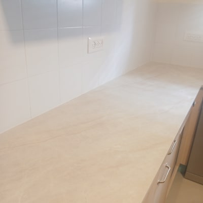 שיש מטבח עם ארונות ותלייה