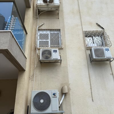 יחידות חיצוניות של מזגנים מותקנות על קיר בניין