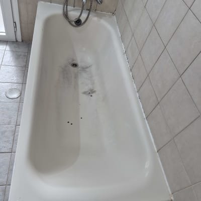 אמבטיה עם אריחי קרמיקה על הקירות