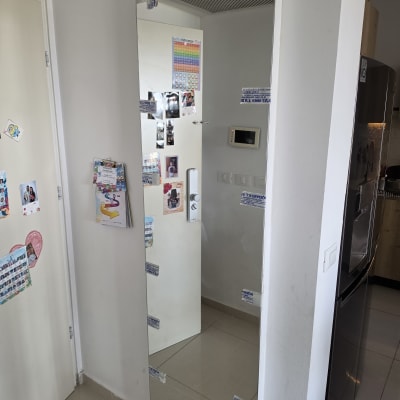 מראה גדולה עם מדבקות על דלת