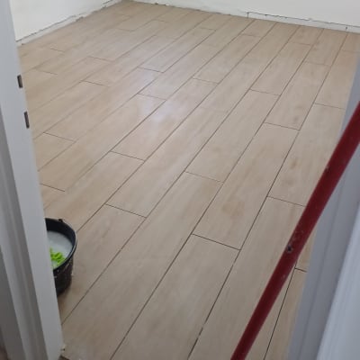 רצפת אריחים חדשה עם דלי ומגב