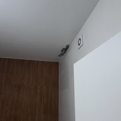 חורים בתקרה עם סימני רטיבות