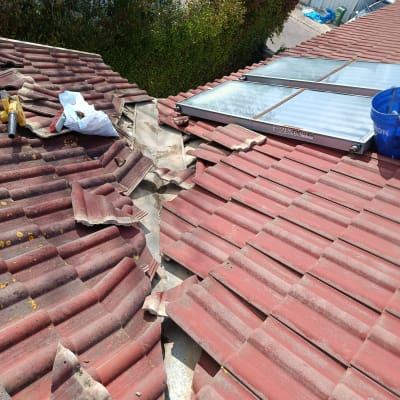 תיקון גג רעפים עם כלים וחומרים