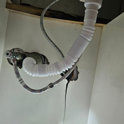 צנרת מתחת לכיור עם חיבורים ותיקונים