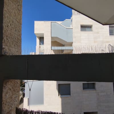 דוקרנים למניעת יונים על קיר חיצוני