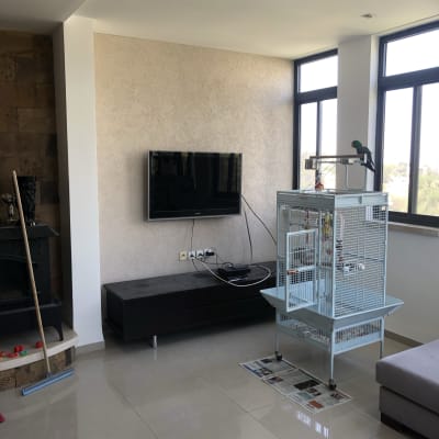 קיר צבוע בצבע בהיר עם טלוויזיה תלויה עליו