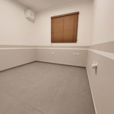 קירות צבועים בלבן עם פס אופקי אפור