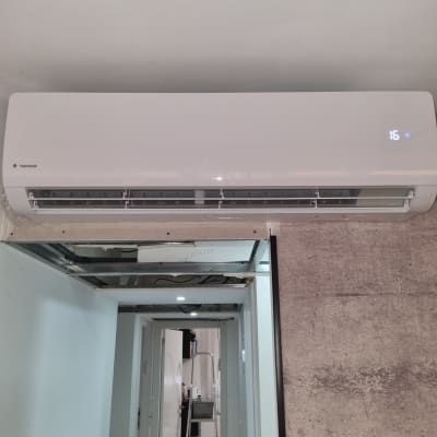 מזגן מותקן על קיר עם תצוגת טמפרטורה