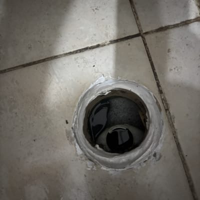 פתח ניקוז ברצפה עם מים עומדים עקב סתימה