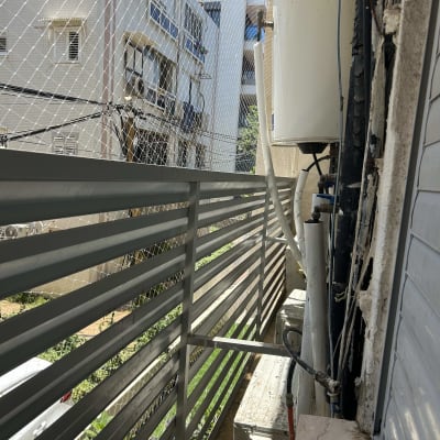 מרפסת עם דוד שמש, צינורות ומזגן