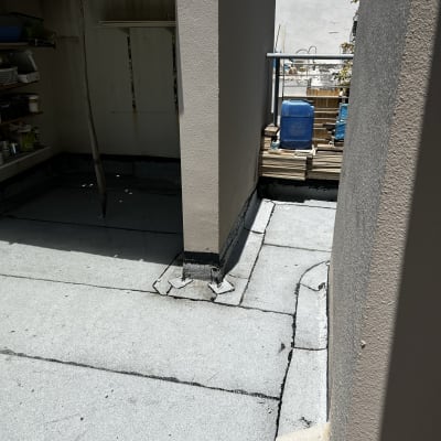 גג אטום עם יריעות ביטומניות ופינות מחוזקות