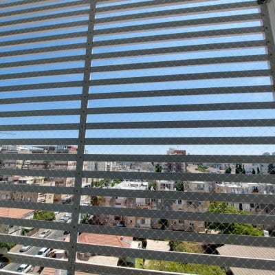 רשת מתכת למניעת כניסת יונים במרפסת