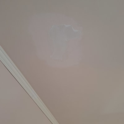 תיקון צבע בתקרה עם טיח