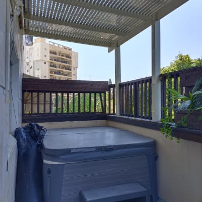 פרגולה מאלומיניום מעל מרפסת עם ג