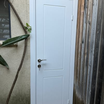 דלת לבנה עם ידית ומנעול