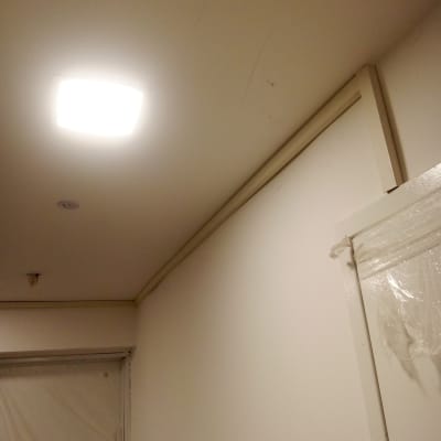 תאורה תקרה עם חוטי חשמל גלויים