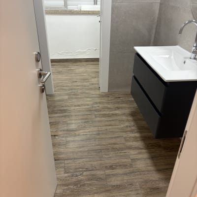 רצפה נקייה וחדר אמבטיה מסודר